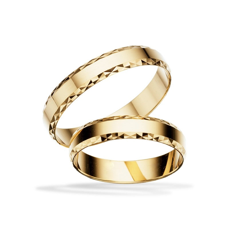 Eksklusive Scrouples vielsesringe i 8 eller 14 karat guld med blank overflade og dekorativt sidemønster, 4 mm.